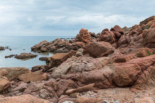 Isola rossa la côte rouge de l'île de la Sardaigne appartient à l'Italie