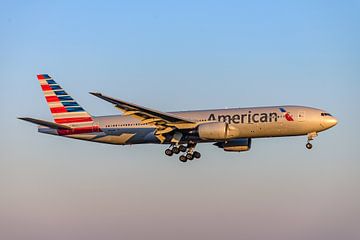 Landende American Airlines Boeing 777-200. van Jaap van den Berg