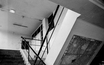 Trappenhuis en rauwe fabriekshal analoge foto van Zaankanteropavontuur