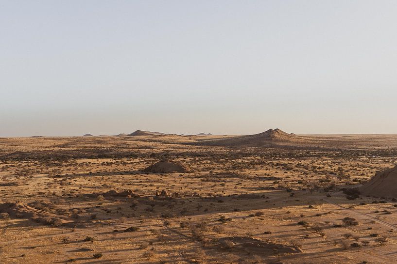 Weite Landschaft in Namibia von May Vanhille