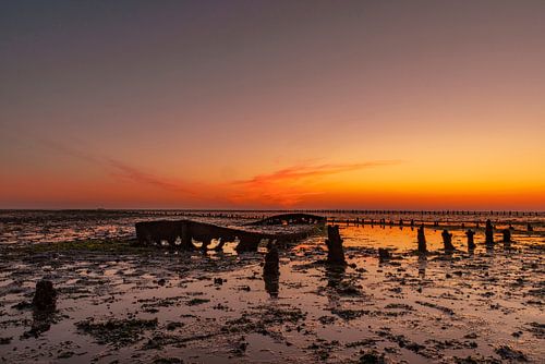 Waddenzee, zonsopkomst bij Paesens Moddergat (Scheepswrak van Wierum)
