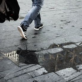 Artistic shot of a puddle with reflections von Maarten Langenhuijsen