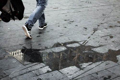 Artistieke foto van plas water met reflectie