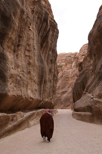 Photo d'un Jordanien marchant dans la gorge de Petra par Linda Vreeswijk