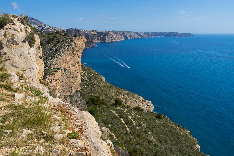 Méditerranée bleue et falaises calcaires par Adriana Mueller