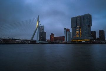 Rotterdam skyline in de avond van Maarten de Leeuw