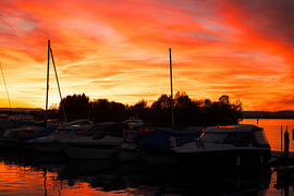 As if the sky – the evening glow over a harbour