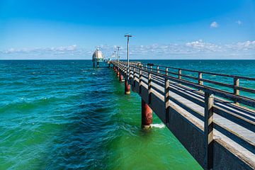 Seebrücke an der Ostseeküste in Zingst auf dem Fischland-Darß