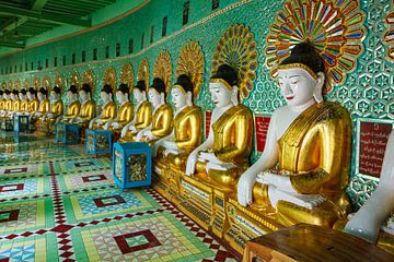 Boeddhabeeld in Umin Thonze Pagode Myanmar van Roland Brack