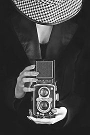 Frau mit Hut und alter Kamera von ArtStudioMonique