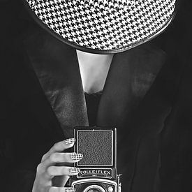 Femme avec un chapeau et un vieil appareil photo sur ArtStudioMonique