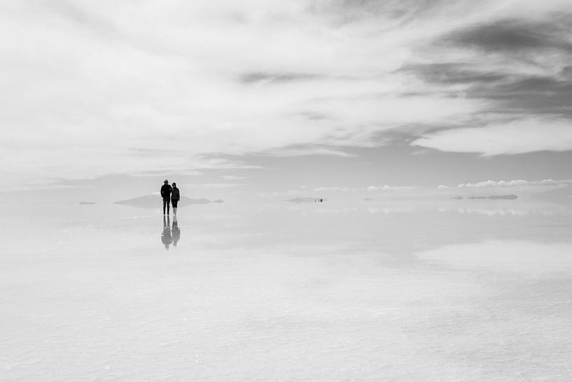 Salar de Uyuni mit Pärchen in Schwarz-Weiß von Anna-Maria Weinhold