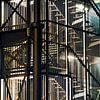 Escalier industriel sous lumière artificielle . sur Rik Verslype