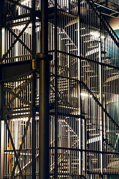 Escalier industriel sous lumière artificielle .