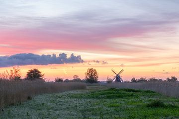 Hollandse molen met kleurrijke lucht van Karla Leeftink