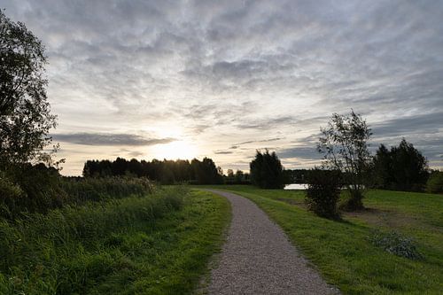 Wolkenlucht en zonsondergang in Sandelingenpark