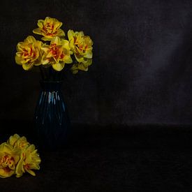 ein Stillleben mit gelb-orangefarbenen Narzissen auf dunklem Hintergrund von ChrisWillemsen
