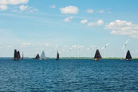 Botters zeilend bij Spakenburg. by Brian Morgan