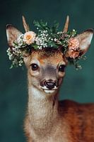 Hirsch mit Blumenkrone Porträt