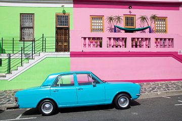 Blauwe Oldtimer in Bo-Kaap, Kaapstad (Zuid Afrika) van Mark Zoet