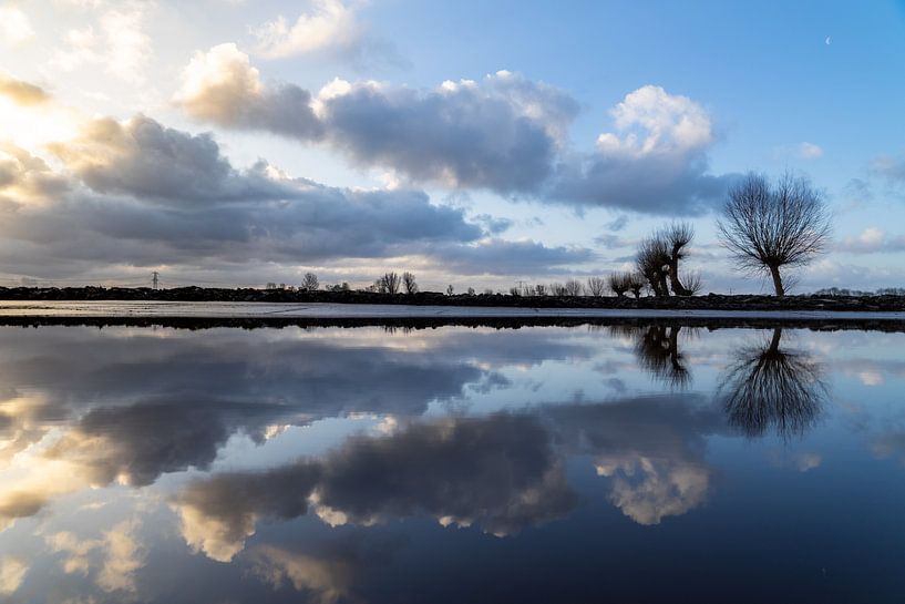 Wolken spiegeling van Willian Goedhart