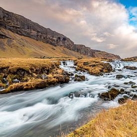 Wild stromende beek langs de kant van de weg in IJsland van Wendy van Kuler Fotografie