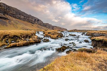 Ruisseau sauvage au bord de la route en Islande