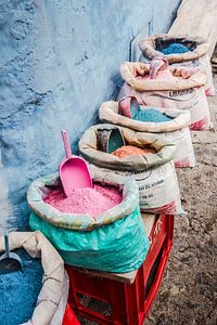 Säcke mit Pulver in Chefchaouen, Marokko von Expeditie Aardbol