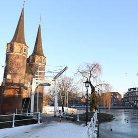 Delft - Oostpoort in de winter van Ewan Mol