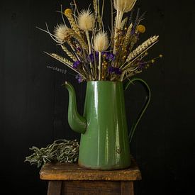 Stilleven met Bloemen - foto stilleven met droogbloemen, koren en kruiden in een emaille kan van Bianca Neeleman