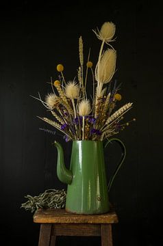 Stilleven met Bloemen - foto stilleven met droogbloemen, koren en kruiden in een emaille kan van Bianca Neeleman