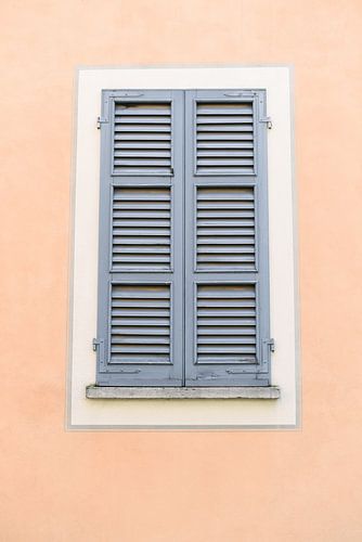 Roze oranje muur met blauw raam | Italië | Reis Fotografie | Pastel kleuren