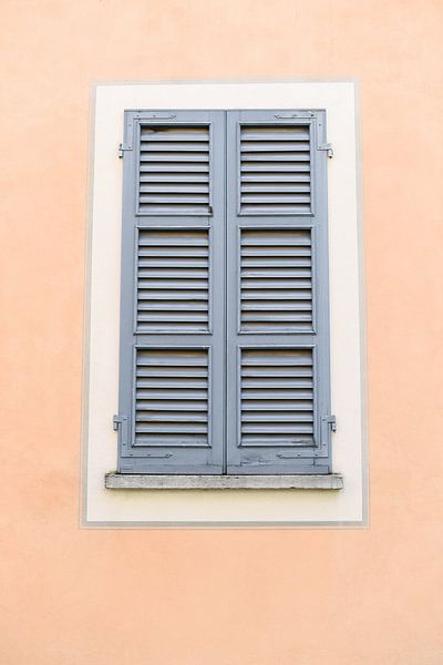 Rosa-orange Wand mit blauem Fenster | Italien | Reisefotografie | Pastellfarben von Mirjam Broekhof