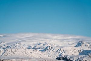 Eisige Stille Schneebedeckte Berge unter klarem Himmel