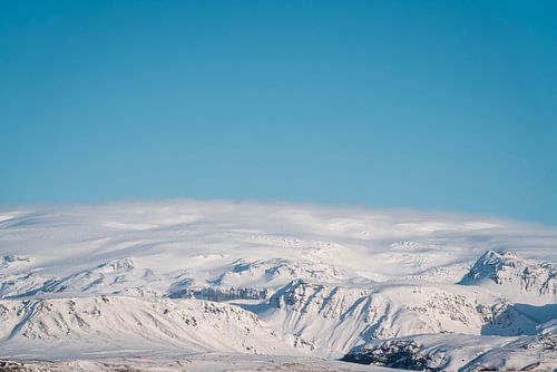 IJzige Stilte Besneeuwde Bergen onder een Heldere Hemel