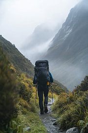 Wanderer im nebligen Gebirge von Art & Soul Creations