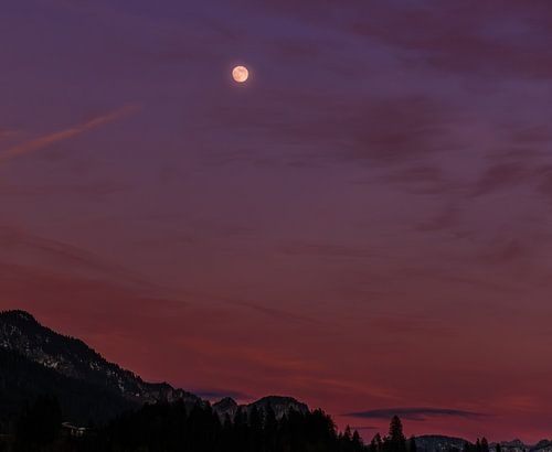 Volle maan boven de Alpen