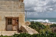Verlaten huisje aan de kust met branding op Malta van Eric van Nieuwland thumbnail
