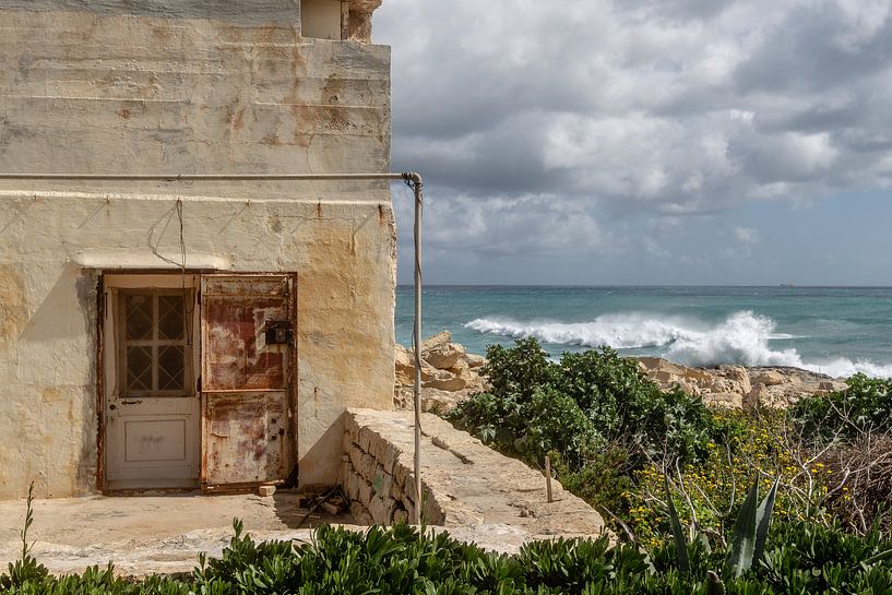 Verlaten huisje aan de kust met branding op Malta van Eric van Nieuwland