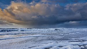 Spectaculaire donderwolken boven de Noordzee van eric van der eijk