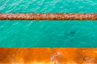 Turquoise water en een roestige kade van Michel van Kooten thumbnail