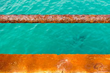 Turquoise water en een roestige kade von Michel van Kooten