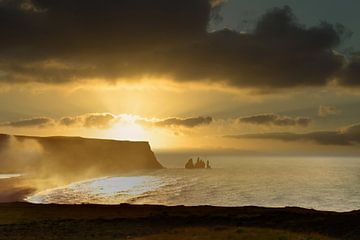 Zonsopgang Reynisfjara IJsland van Laura Krol