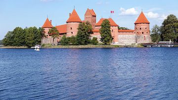 Het beroemde kasteel Trakai op het eiland van Trakai in Litouwen van Gert Bunt