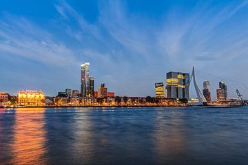 Rotterdamse skyline en Erasmusbrug op het blauwe uur van Michel Lask