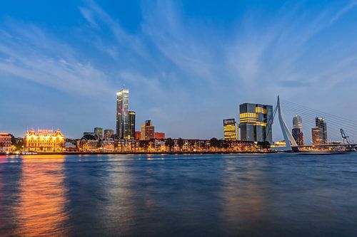 Skyline von Rotterdam und Erasmusbrücke zur blauen Stunde
