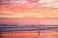 Surfer bij zonsondergang in Taghazout, Marokko van Chris Heijmans thumbnail