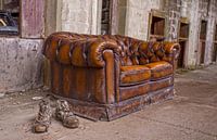 Werkschoenen en een sofa