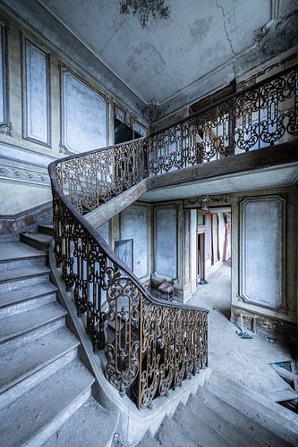 Schönes Treppenhaus in verlassener Villa