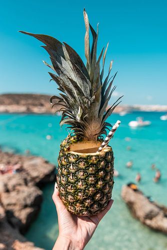 Ananas cocktail in de Blue Lagoon op Comino, Malta